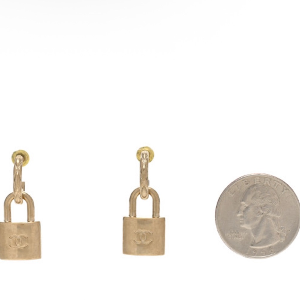 👑 Chanel Gold Metal CC Padlock Earrings, 2022 - Picture 9 of 9